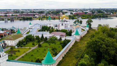 Rusya, Kostroma. Çan kulesi. Kostroma 'daki Kutsal Trinity Ipatievsky Manastırı, Hava Görüntüsü  