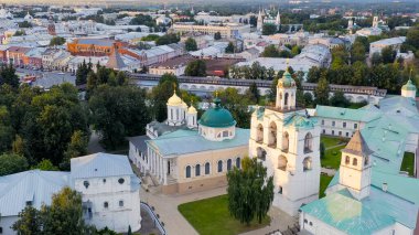 Yaroslavl, Rusya. Yaroslavl Spaso-Preobrazhensky Manastırı (Spaso-Yaroslavl Manastırı) antik bir erkek manastırı. Gün batımı, Hava Görünümü  