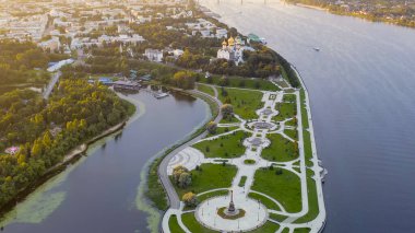 Yaroslavl, Rusya. Strelka (Spit), Kotorosl Volga Nehri 'ne akar. Gün batımı, Hava Görünümü  