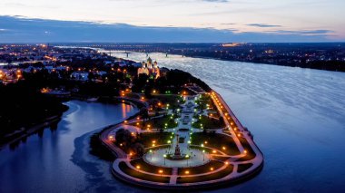 Yaroslavl, Rusya. Strelka (Spit), Kotorosl Volga Nehri 'ne akar. Gün batımından sonra şehir ışıkları, alacakaranlık, hava manzarası  