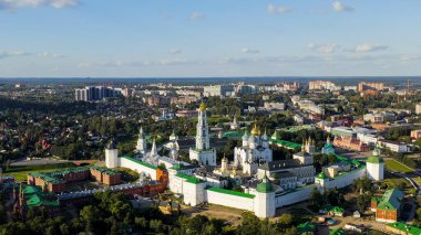 Sergiev Posad, Rusya. Trinity-Sergius Lavra, Rus Ortodoks Kilisesi 'nin en büyük erkek manastırıdır. Sergiev Posad şehrinin merkezinde yer almaktadır. Gün batımı ışığı, Hava Görünümü  