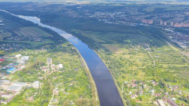 Dmitrov, Rusya. Moskova Kanalı 'ndaki köprü. Moskova nehrini Volga 'ya bağlayan kanal, Hava Görüntüsü  