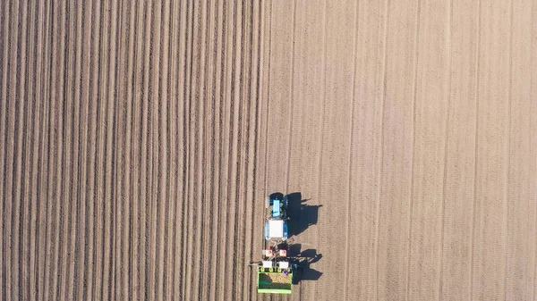 Rússia Urais Plantando Batatas Campo Com Uma Combinação Trator Primavera — Fotografia de Stock