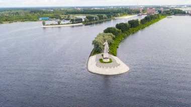 Rybinsk, Rusya - 16 Ağustos 2020: Ana Volga heykeli. Sistem Rybinsk rezervuarını kilitliyor, Hava Görünümü  