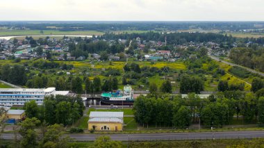 Uglich, Rusya - 16 Ağustos 2020 Uglich Pound Lock. Geçiş yapan gemilerin geçişi. Mavna ve yolcu gemisi, Hava Görüntüsü  