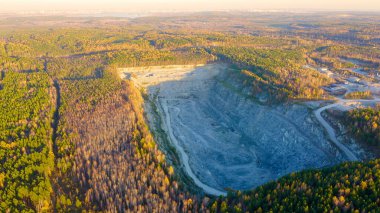 Ormanda taş ocağı. Günbatımında karışık ormanın üzerinde uçmak. Yekaterinburg çevresi. Ural, Rusya, Hava Görüntüsü  