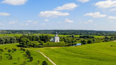 Rusya, Bogolyubovo. Kilisenin Nerl 'deki şefaat görüşü. Ortodoks Kilisesi ve Ortaçağ Rusya 'sının bir sembolü, Havadan Bakış  