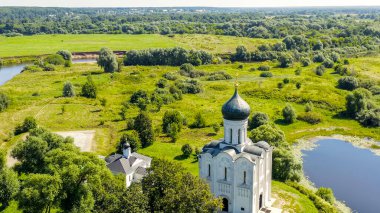 Rusya, Bogolyubovo. Kilisenin Nerl 'deki şefaat görüşü. Ortodoks Kilisesi ve Ortaçağ Rusya 'sının bir sembolü, Havadan Bakış  