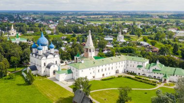 Suzdal, Rusya. Uçuş. Suzdal 'daki Theotokos' un Doğumu Katedrali. Suzdal Kremlin 'in bölgesindeki Ortodoks Kilisesi.  