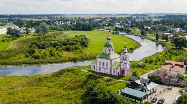 Suzdal, Rusya. Uçuş. İvanova Tepesi 'ndeki Hz. Elijah Kilisesi ya da İlyas Kilisesi. Kamenka Nehri' nin kıvrımında Suzdal 'da bir tapınak.  