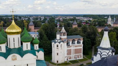 Suzdal, Rusya. Uçuş. Aziz Euthymius 'un Kurtarıcı Manastırı. Spaso-Evfimiev Manastırı 'ndaki Tanrı' nın Dönüşümü Katedrali. Çan kulesi, Hava Görünümü  