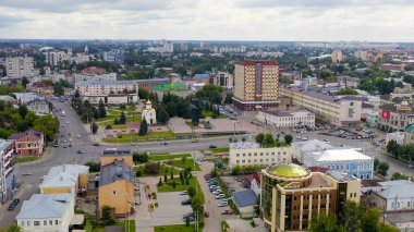 Ivanovo, Rusya - 12 Ağustos 2020: şehir merkezi üzerinde uçuş. Devrim karesi, Havadan Görünüm  