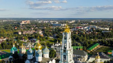 Sergiev Posad, Rusya. Trinity-Sergius Lavra, Rus Ortodoks Kilisesi 'nin en büyük erkek manastırıdır. Sergiev Posad şehrinin merkezinde yer almaktadır. Gün batımı ışığı, Hava Görünümü  