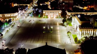 Voronezh, Rusya. Lenin Meydanı. Voronezh bölgesinin inşası. Şehir gece manzarası, hava manzarası.  