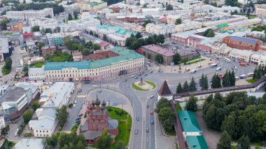 Rusya, Yaroslavl - 14 Ağustos 2020: Yaroslavl 'ın kurucusu Bilge Prens Yaroslav' ın anıtı Yaroslavl 'ın merkezindeki Epiphany Meydanı' nda yer almaktadır.  