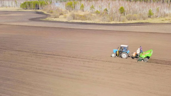 Rússia Urais Plantando Batatas Campo Com Uma Combinação Trator Primavera — Fotografia de Stock