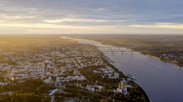 俄罗斯Yaroslavl 斯特雷卡 吐口水 科托罗塞尔流入伏尔加河 日落后的城市灯光 空中景观 — 图库照片