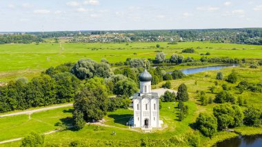 Rusya, Bogolyubovo. Kilisenin Nerl 'deki şefaat görüşü. Ortodoks Kilisesi ve Ortaçağ Rusya 'sının bir sembolü, Havadan Bakış  