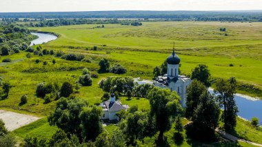 Rusya, Bogolyubovo. Kilisenin Nerl 'deki şefaat görüşü. Ortodoks Kilisesi ve Ortaçağ Rusya 'sının bir sembolü, Havadan Bakış  