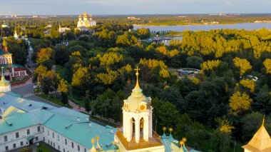 Yaroslavl, Rusya. Yaroslavl Spaso-Preobrazhensky Manastırı (Spaso-Yaroslavl Manastırı) antik bir erkek manastırı. Gün batımı, Hava Görünümü  