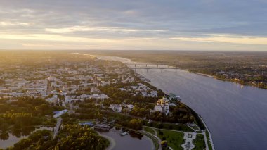 Yaroslavl, Rusya. Strelka (Spit), Kotorosl Volga Nehri 'ne akar. Gün batımından sonra şehir ışıkları, alacakaranlık, hava manzarası.  