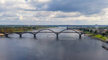 Rybinsk, Rusya. Rybinsk Köprüsü. Volga Nehri üzerindeki köprü, Rybinsk şehrinde, Yaroslavl bölgesi, Havadan Görünüm  