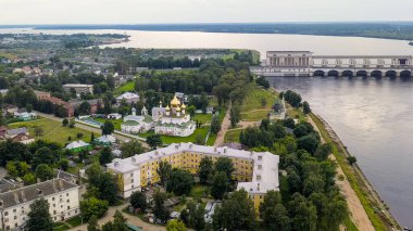 Uglich, Rusya. Diriliş Manastırı. Uglich 'teki Volga' nın kıyısındaki Erkek Manastırı, Hava Manastırı  
