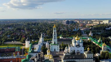Sergiev Posad, Rusya. Trinity-Sergius Lavra, Rus Ortodoks Kilisesi 'nin en büyük erkek manastırıdır. Sergiev Posad şehrinin merkezinde yer almaktadır. Gün batımı ışığı, Hava Görünümü  