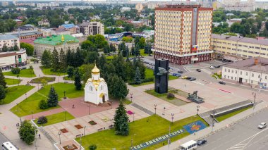 Ivanovo, Rusya - 12 Ağustos 2020: şehir merkezi üzerinde uçuş. Devrim karesi. 1905 Devrimi 'nin Savaşçıları Anıtı, Havadan Bakış  