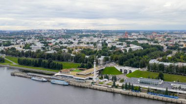 Rusya, Yaroslavl - 13 Ağustos 2020: Volga nehir seti, Volzhskaya kulesi, Aerial View  