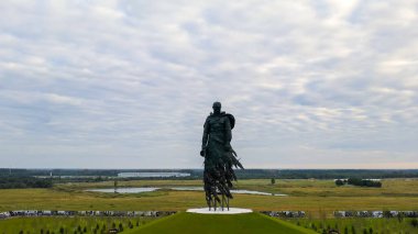 Rzhev, Rusya - 20 Ağustos 2020: Rzhev Anıtı, 1942-1943 yılları arasında Rzhev yakınlarındaki çatışmalarda hayatını kaybeden Sovyet askerlerinin anısına dikildi.  