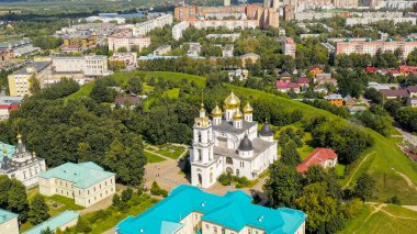 Dmitrov, Rusya - 19 Ağustos 2020: Dmitrov Kremlin 'de bulunan Kutsal Bakire Meryem' in Varsayımı Katedrali. 16. yüzyılın başlarından bir mimari anıt, Havadan Bakış  