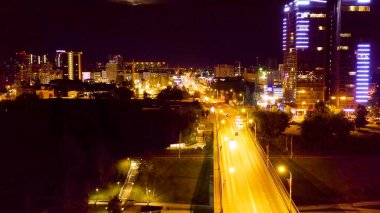 Perma, Rusya - 3 Ağustos 2020: gece uçuşu. Kama nehri üzerindeki köprü - Komunalny köprüsü. Şehir merkezi, Hava Görünümü  