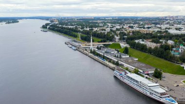 Rusya, Yaroslavl - 13 Ağustos 2020: Mstislav Rostropovich yolcu gemisi Yaroslavl nehir istasyonunun iskelesinde, Aerial View  