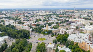 Rusya, Yaroslavl - 13 Ağustos 2020: Yaroslavl Kızıl Meydanı 'nda Lenin Anıtı  