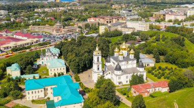 Dmitrov, Rusya - 19 Ağustos 2020: Dmitrov Kremlin 'de bulunan Kutsal Bakire Meryem' in Varsayımı Katedrali. 16. yüzyılın başlarından bir mimari anıt, Havadan Bakış  