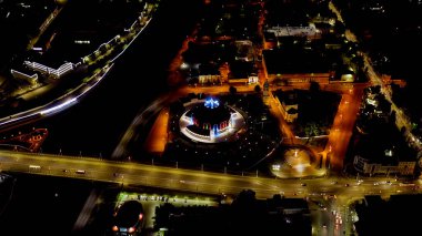 Tula, Rusya - 22 Ağustos 2020: Geceleri şehrin havadan görünüşü. Tula Eyalet Silah Müzesi, Hava Görüntüsü  