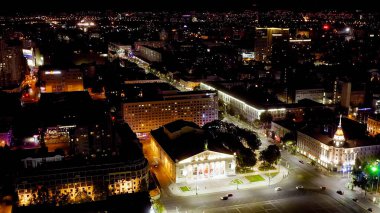 Voronezh, Rusya - 23 Ağustos 2020: Lenin Meydanı. Voronezh Devlet Operası ve Bale Tiyatrosu. Şehir gece manzarası, hava manzarası.  