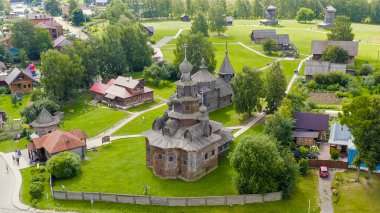 Suzdal, Rusya. Uçuş. 18. yüzyılın ortalarında Havadan Bakış adlı ahşap bir anıt olan Suzdal 'a nakledilen Kozlyatevo köyünden Dönüşüm Kilisesi.  