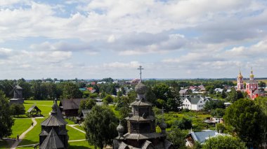 Suzdal, Rusya. Uçuş. 18. yüzyılın ortalarında Havadan Bakış adlı ahşap bir yapı olan Suzdal 'a nakledilen Kozlyat' evo köyünden Dönüşüm Kilisesi.  