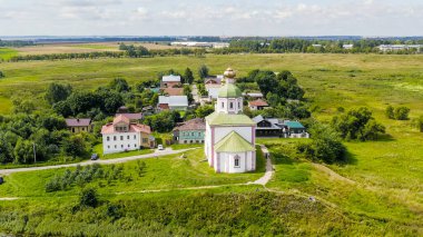 Suzdal, Rusya. Uçuş. İvanova Tepesi 'ndeki Hz. Elijah Kilisesi ya da İlyas Kilisesi. Kamenka Nehri' nin kıvrımında Suzdal 'da bir tapınak.  