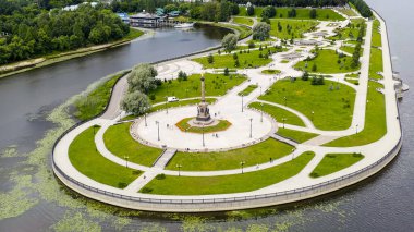 Yaroslavl, Rusya. Strelka (tükürük), Kotorosl Volga Nehri 'ne akar ve efsaneye göre Bilge Prens Yaroslav, Yaroslavl' ı kurar.  