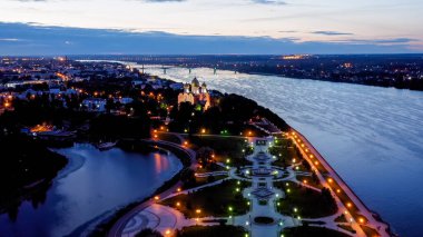 Yaroslavl, Rusya. Strelka (Spit), Kotorosl Volga Nehri 'ne akar. Gün batımından sonra şehir ışıkları, alacakaranlık, hava manzarası  