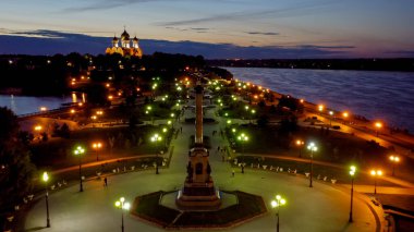 Yaroslavl, Rusya. Strelka (Spit), Kotorosl Volga Nehri 'ne akar. Gün batımından sonra şehir ışıkları, alacakaranlık, hava manzarası  