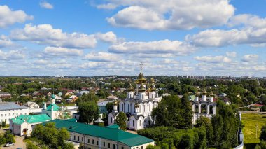 Pereslavl-Zalessky, Rusya. Aziz Nicholas Pereslavsky Manastırı. Bulutlu hava, yaz, hava manzarası  