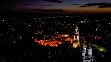 Sergiev Posad, Rusya. Trinity-Sergius Lavra, Rus Ortodoks Kilisesi 'nin en büyük erkek manastırıdır. Sergiev Posad şehrinin merkezinde yer almaktadır. Geceleri, Hava Görüntüsü  
