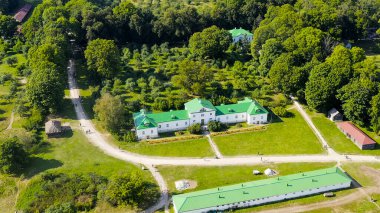 Yasnaya Polyana, Rusya. Lev Nikolaevich Tolstoy, Yasnaya Polyana 'da doğdu ve hayatının çoğunu Havadan Bakış' ta geçirdi.  