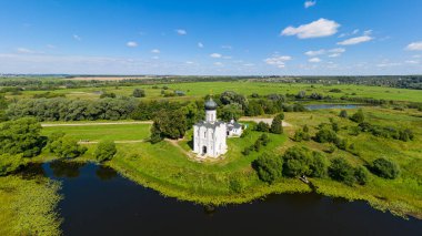 Rusya, Bogolyubovo. Kilisenin Nerl 'deki şefaat görüşü. Ortodoks kilisesi ve ortaçağ Rusya 'sının bir sembolü