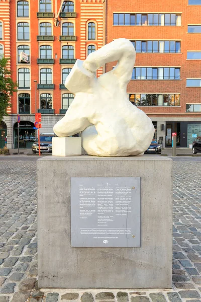 Antwerp, Belçika - 2 Temmuz 2019: De Antwerpse Fluisteraar - MAS Müzesi yakınlarındaki 5 gerçek boyutlu heykelin muazzam bir kombinasyonu