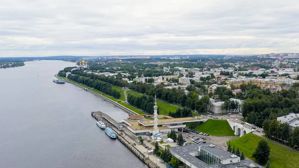 Rusya, Yaroslavl - 13 Ağustos 2020: Volga Nehri 'ndeki nehir istasyonu, Volzhskaya Kulesi, Hava Görüntüsü  